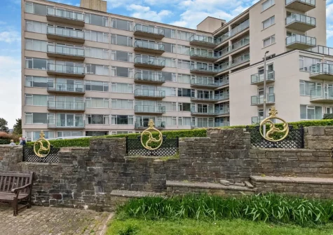 60 Croft Court is a sixth-floor apartment, perfect if you're looking for a peaceful seaside holiday with plenty to do on the doorstep