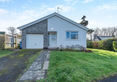 7 Oakridge Acres is a charming dog friendly bungalow with an established garden
