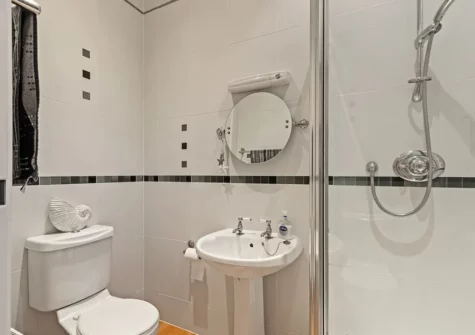 The bathroom at 7 South Beach Court, Tenby