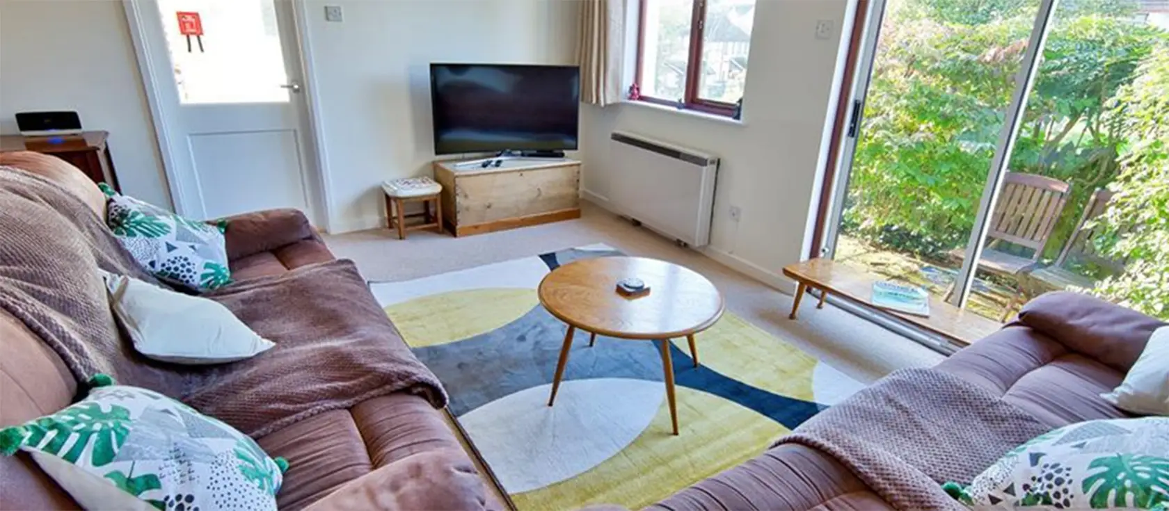 9 Kings Court, Narberth is an attractive 3-bedroom cottage close to local attractions and beaches, perfect for family explorations. A short drive to Tenby and Saundersfoot, it's a great base to explore Pembrokeshire's coast, countryside, and culture.