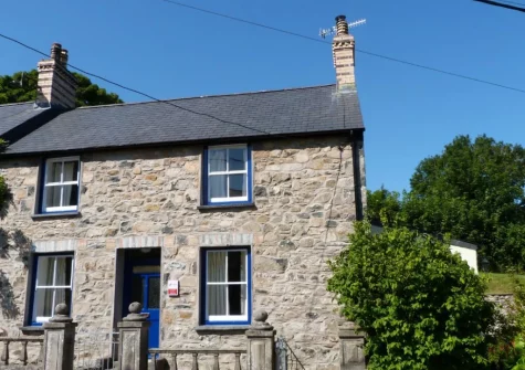 Ael y Bryn is an lovely historical cottage in the seaside village of Newport
