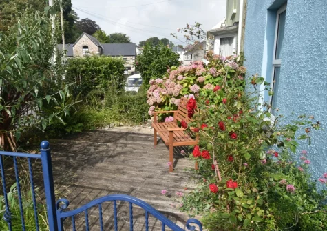 The decked front patio & outdoor sitting area at Anchor Cottage, Tenby