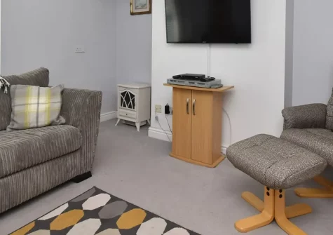 Anchor Cottage, Tenby is a charming four-bedroom cottage perfect for families seeking seaside memories. Walk to historic Tenby's beaches, shops, and attractions, or relax on your peaceful private decked areas after a day of coastal adventures.