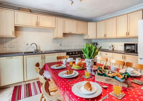 The kitchen & dining area at Ar Lan Y Mor, Tenby