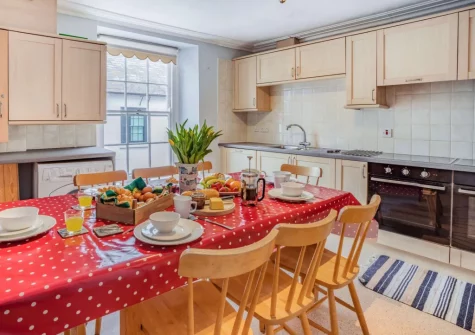 The kitchen & dining area at Ar Lan Y Mor, Tenby