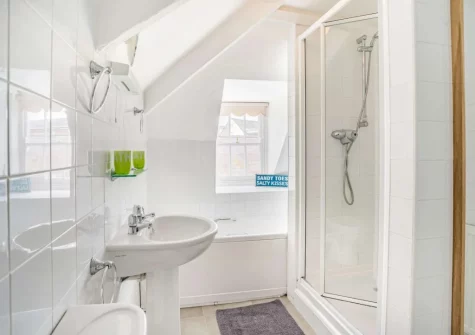 The bathroom at Ar Lan Y Mor, Tenby