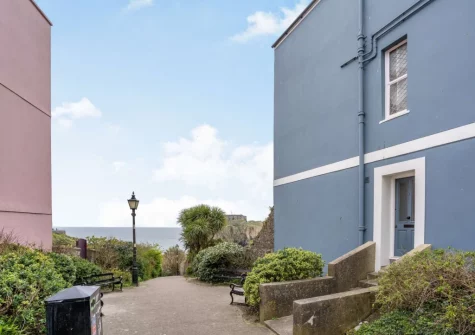 Ar Lan Y Mor is a stylish maisonette in the heart of Tenby close to shops, restaurants & beaches