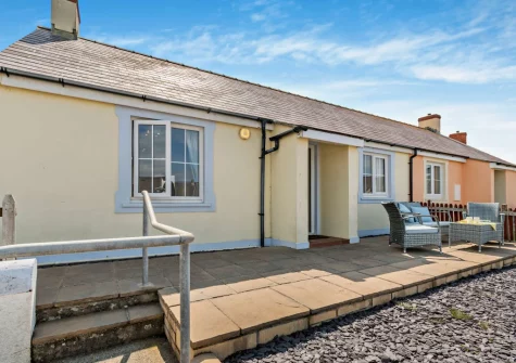 The patio garden & outdoor sitting area at Awel Y Môr, Broad Haven