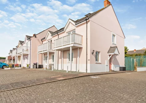 Beach Haven is a delightful holiday cottage in Broad Haven with sea view balcony