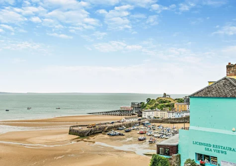 Enjoys fantastic views through the period bay window onto North Beach and harbour