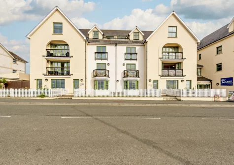 Beach View is a two bedroom beachfront apartment in Broad Haven offering incredible sea views
