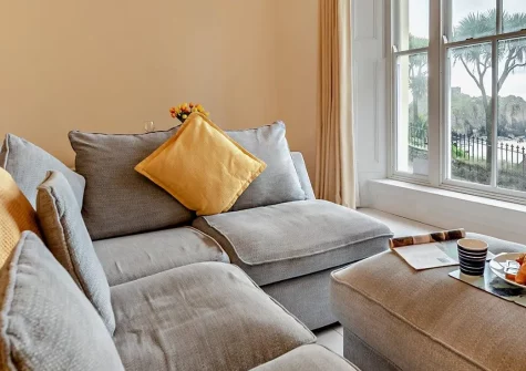 Beach View, Tenby is a beautifully positioned one-bedroom apartment offering stunning bay and island views. Enjoy contemporary comfort within an elegant Georgian townhouse, with the beach just 100 metres away and Tenby's charm at your doorstep.