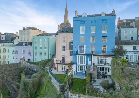 Belle Vue House is a grand house, perfect for groups, with stunning views & direct access to the beach