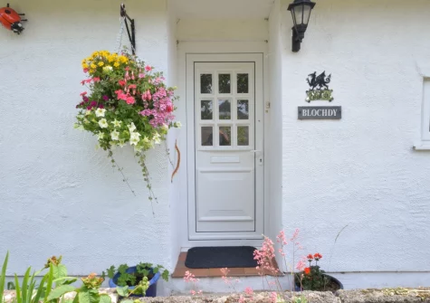 Blochdy is a characterful 17th-century cottage in Brynsiencyn with fantastic walking trails from the doorstep