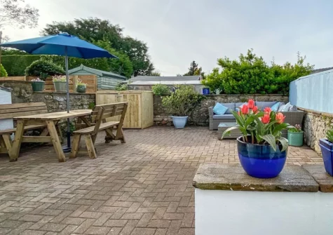 The courtyard garden, barbecue & alfresco dining area at Bluebell House, Tenby