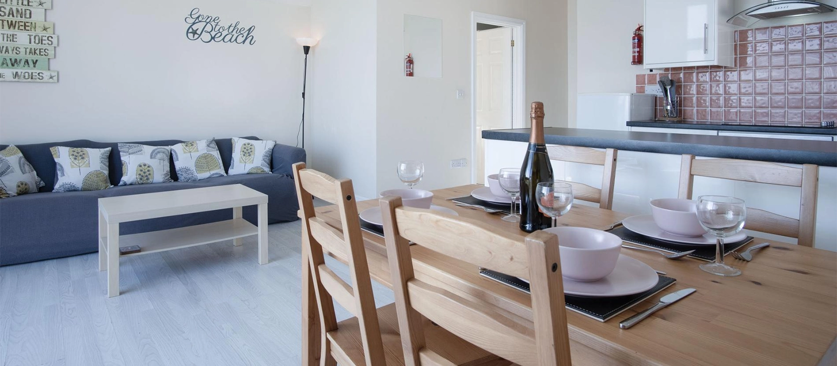 Bluebird, Pendine is a luxurious 2-bedroom apartment boasting a spacious balcony with a hot tub, and proximity to local attractions. Located at Pendine Manor, this seaside apartment offers stunning views of the 7-mile golden beach and Pendine Sands.