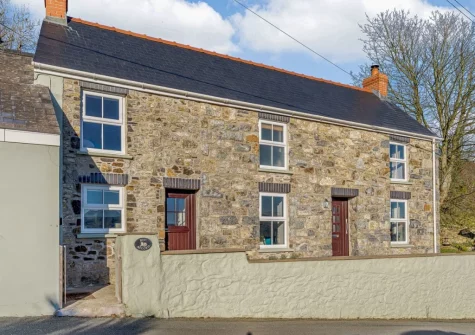 Bon Accorde is a spacious detached cottage, full of charm & character, boasting stunning sea views out across the bay towards Dinas Head