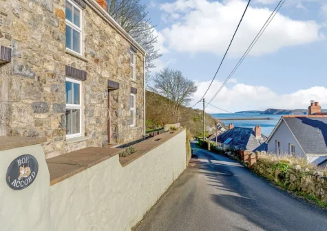 Bon Accorde is a spacious detached cottage in Goodwick, full of charm & character, boasting stunning sea views out across the bay towards Dinas Head