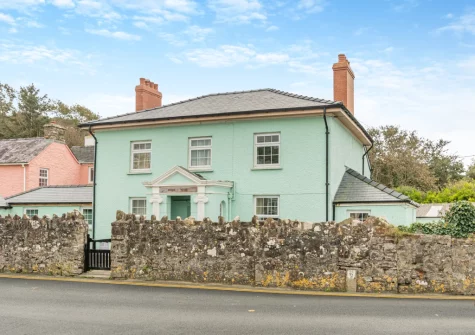 Bridge House is a traditional sea front cottage in the heart of beautiful Little Haven