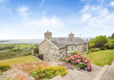 The enclosed lawned garden at Bron Y Gadair, Llanfair
