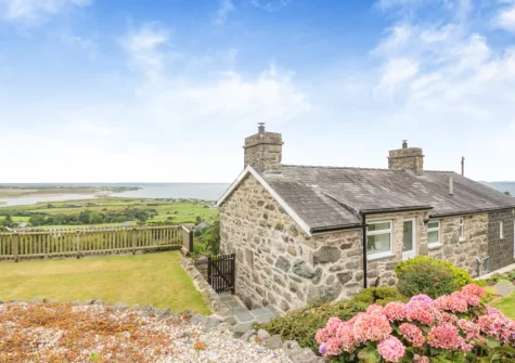 The enclosed lawned garden at Bron Y Gadair, Llanfair