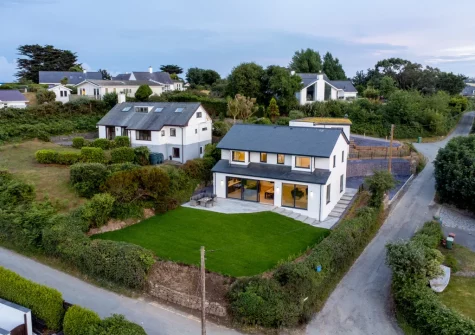 Bryn Benar is is set in an elevated position above Abersoch's picturesque Outer Harbour and offers spectacular uninterrupted views