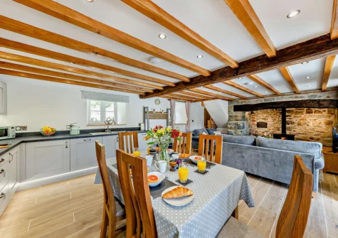The kitchen & dining area at Bryn Bras, Brithdir