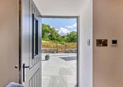 Step out to the patio, barbecue, alfresco dining & outdoor sitting area