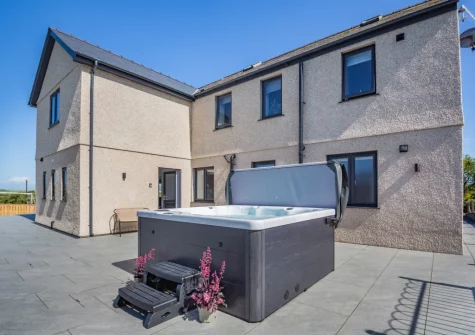 The patio & hot tub at Bryn Deufor, Anelog