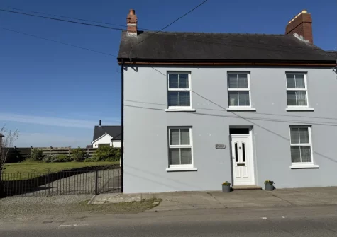 Bryncoed is a lovingly cared for cottage in Narberth that's creatively & tastefully decorated throughout