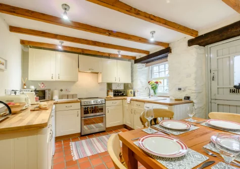 The kitchen & dining area at Bwthyn Clyd, St Davids