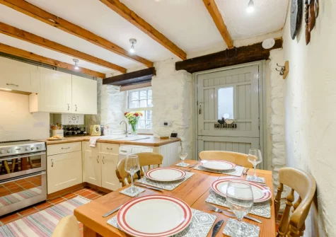 The kitchen & dining area at Bwthyn Clyd, St Davids