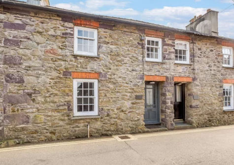 Bwthyn Clyd is a traditional stone cottage bursting with character & original beams in the heart of St Davids