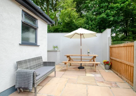 The enclosed patio, alfresco dining & sitting area at Bwthyn Clyd, Talwrn