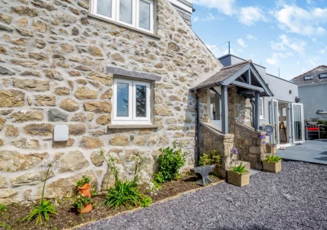 Bwthyn Craig Wen is a charming cottage, with beautiful original features & stylish contemporary touches, in Mynytho
