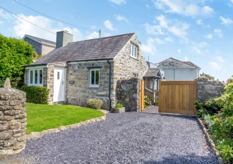 Bwthyn Craig Wen is a charming cottage, with beautiful original features & stylish contemporary touches, in Mynytho