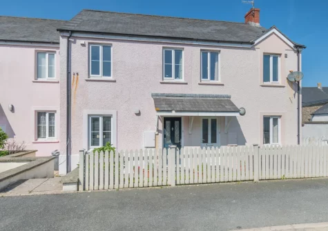 Bwthyn Y Mor is a charming holiday home in the popular seaside village of Broad Haven