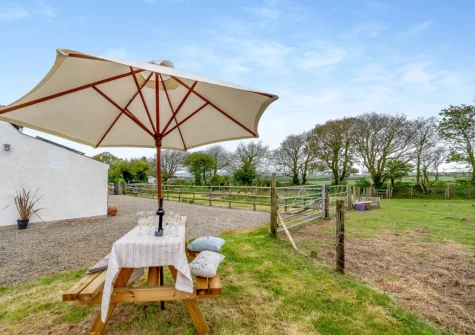The alfresco dining area & garden at Caerau Bach, Trefin