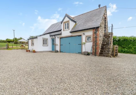 Caerau Bach is set in a truly delightful location within the rolling Pembrokeshire countryside close to the charming coastal hamlet of Trefin
