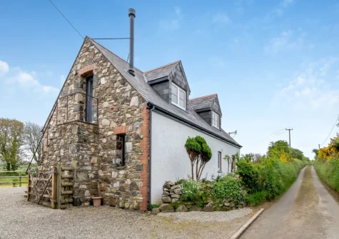 Caerau Bach is set in a truly delightful location within the rolling Pembrokeshire countryside close to the charming coastal hamlet of Trefin