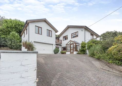 Cascade is a stunning, spacious house that's perfect for large groups, just metres from the beach and village centre