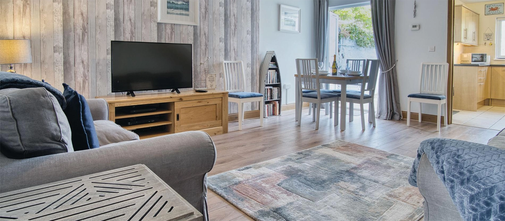 Castle Cottage, Tenby is a 3-bedroom holiday home that sleeps 6. It has an equipped kitchen, a lounge and dining area, and a serene outdoor setting. Located outside the town walls of Tenby, it offers easy access to the beach, shops, and attractions.