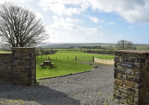 Castle Farm, Tufton is a one bedroom, one bathroom barn conversion finished to a high standard. The open plan living room & fully equipped kitchen have superb rural views through bifold doors. Relax in the garden with picnic table & firepit.
