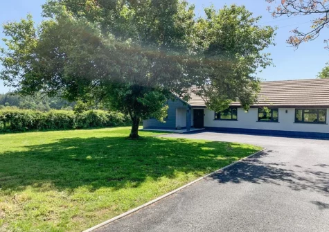 Cefn Gelli, with private hot tub & views over the meadows is located in tranquil Llawhaden