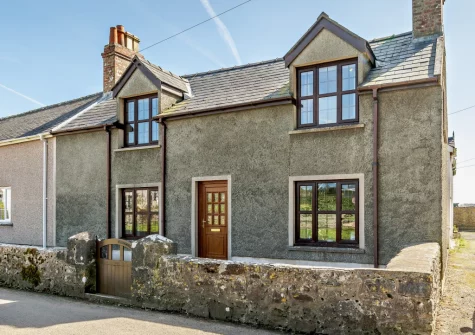 Chestnut Cottage, nestled in the idyllic village of Stackpole, is a character cottage with a large garden & outdoor seating