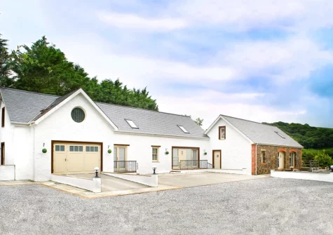 Clear View is a cottage set within 12 acres of a fishery, situated in the heart of a small valley