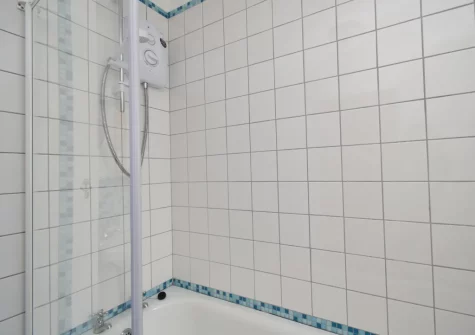 The bathroom at Cleggars Castle, Templeton