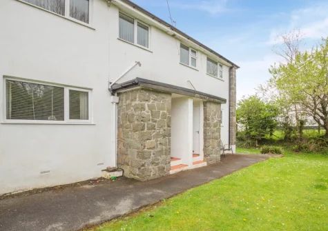 Cludfan is a contemporary reverse-level holiday home in the heart of Abersoch