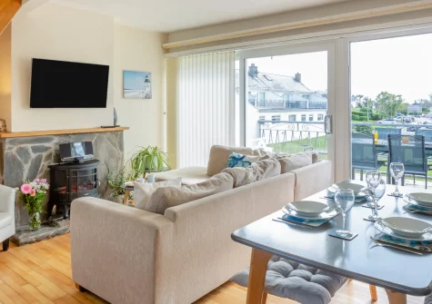 Cludfan, Abersoch is a bright contemporary house in the heart of this vibrant coastal village. It features a sunny south-facing balcony, stylish reverse-level living spaces, and the golden sands of the beach are just 850 metres from your door.