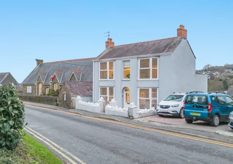 Collingwood is a stylish detach holiday home just 400 metres from Saundersfoot's beach & harbour